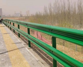 四川青海曹家堡机场收费站扩容改波形护栏安装完毕